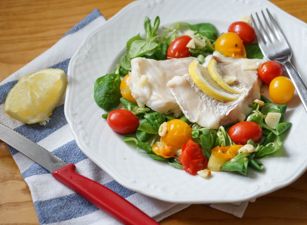 Gedünsteter Kabeljau mit karamellisierten Tomaten &amp; Feldsalat - Frisch ...