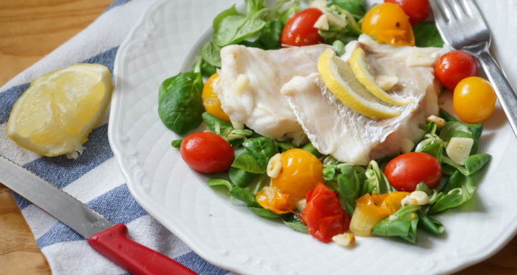Gedünsteter Kabeljau mit karamellisierten Tomaten & Feldsalat