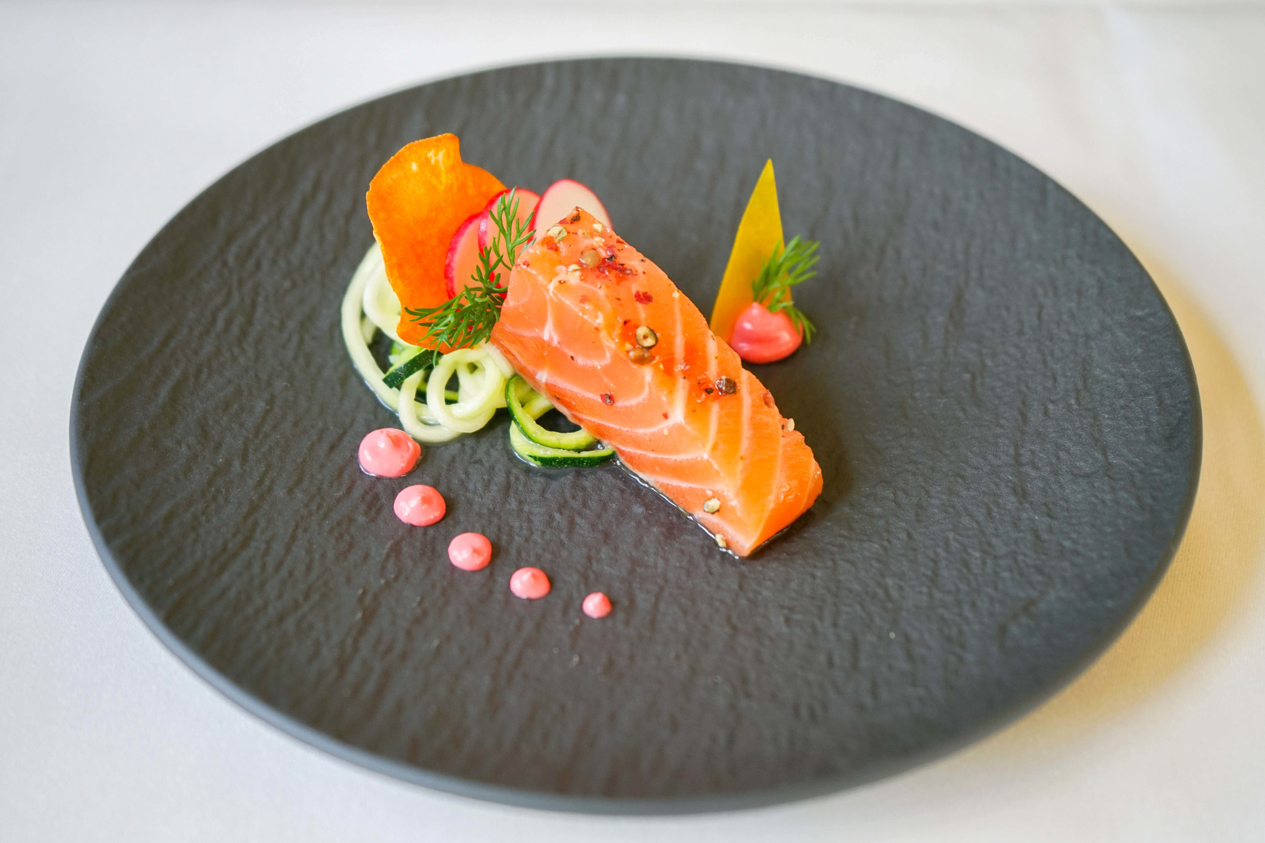 Restaurant Holzapfel - Amuse, Lachs und Salat