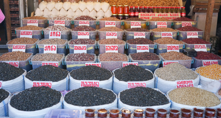 Dezerter Bazaar Tsibili, Georgien - Auswahl an Hülsenfrüchten