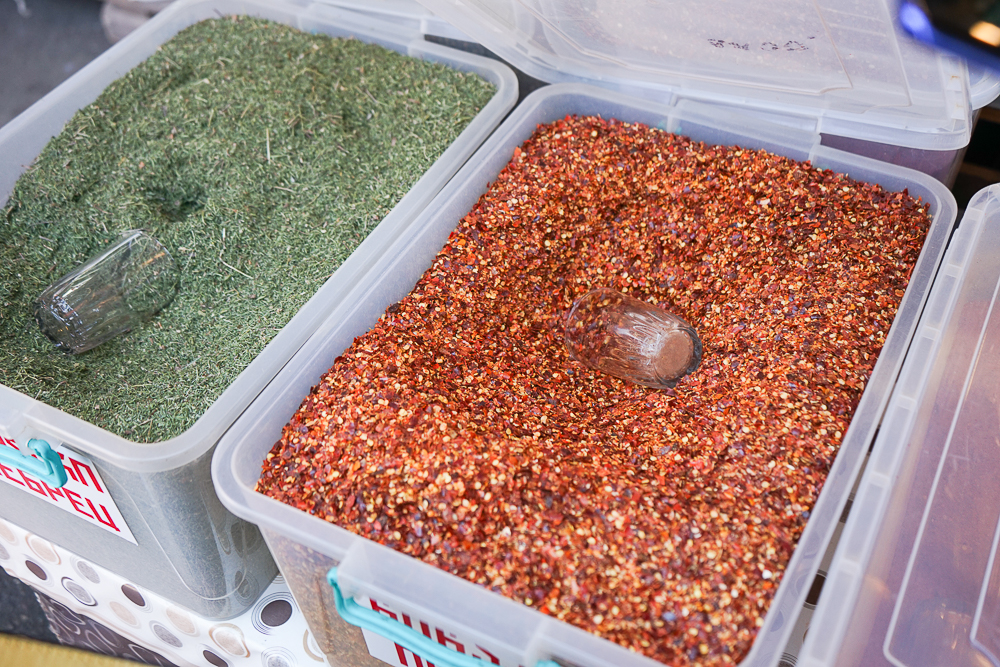 Dezerter Bazaar Tsibili, Georgien - Chili und Dill