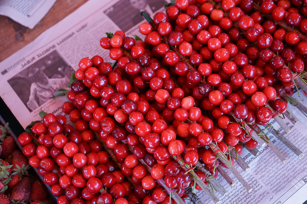 Dezerter Bazaar Tsibili, Georgien - Kirschen fein aufgefädelt