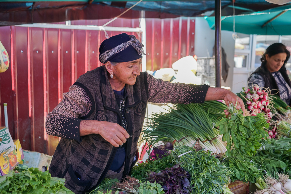 Dezerter Bazaar Tsibili, Georgien - Marktfrau an ihrem Stand
