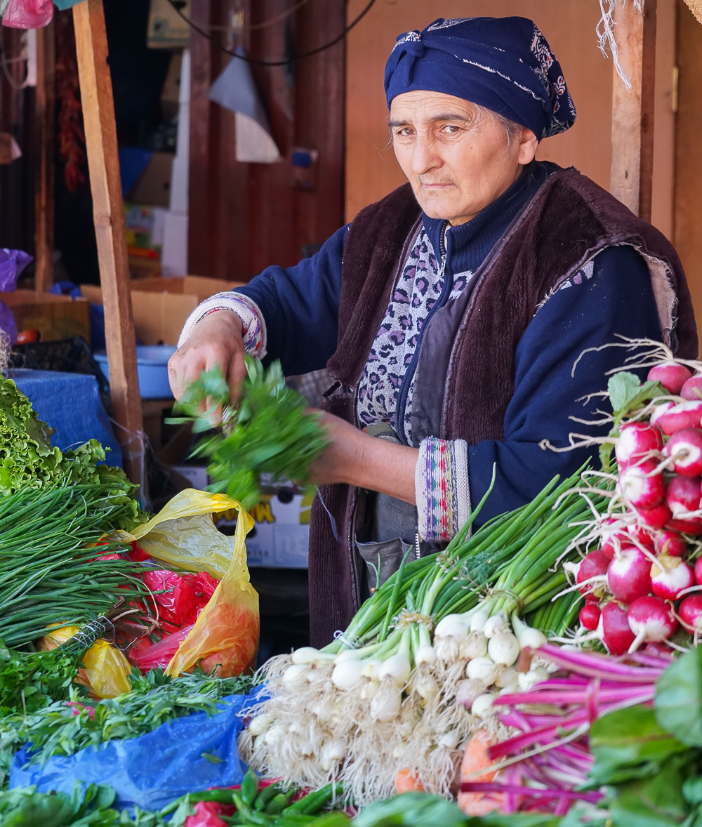 Dezerter Bazaar Tsibili, Georgien - Marktfrau bei der Arbeit