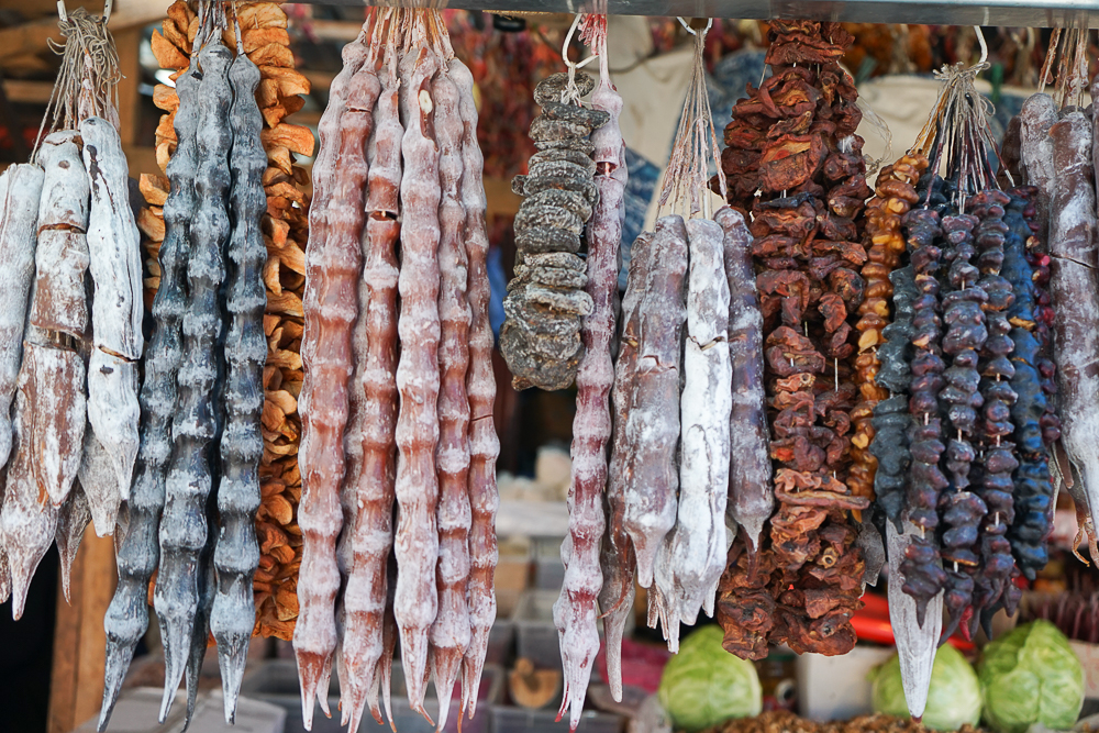 Dezerter Bazaar Tsibili, Georgien - Tschurtschela, eine beliebte Süßigkeit