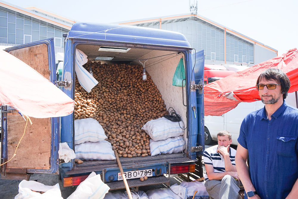 Dezerter Bazaar Tsibili, Georgien - praktisch, Kartoffeln aus dem Auto