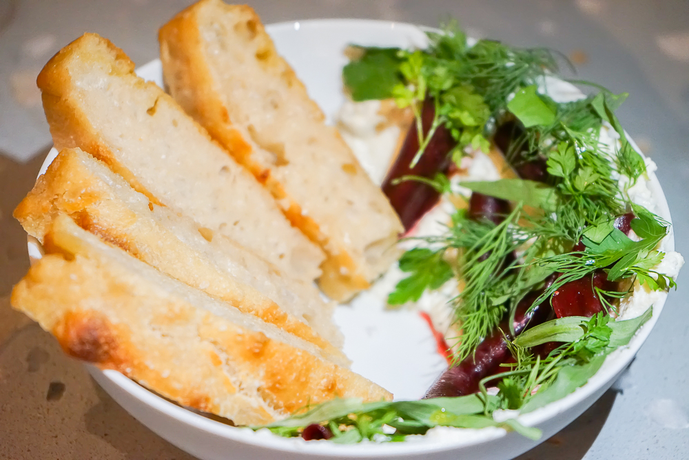 Estelle Dining Berlin - Focaccia und karamellisierte Zwiebelbutter