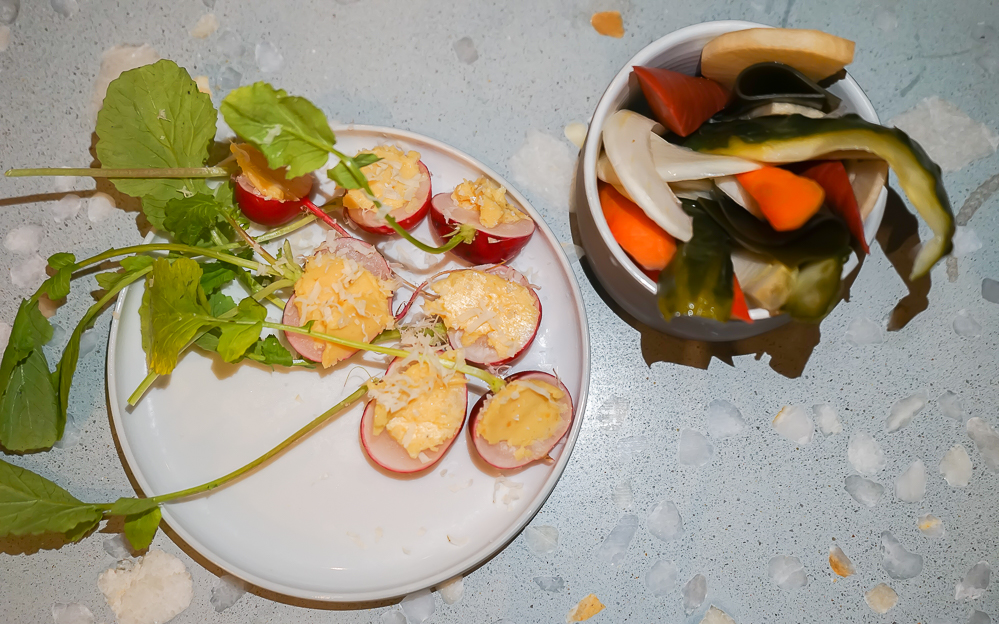 Estelle Dining Berlin Vorspeise selbetgemachte Pickles Radieschen mit Misobutter