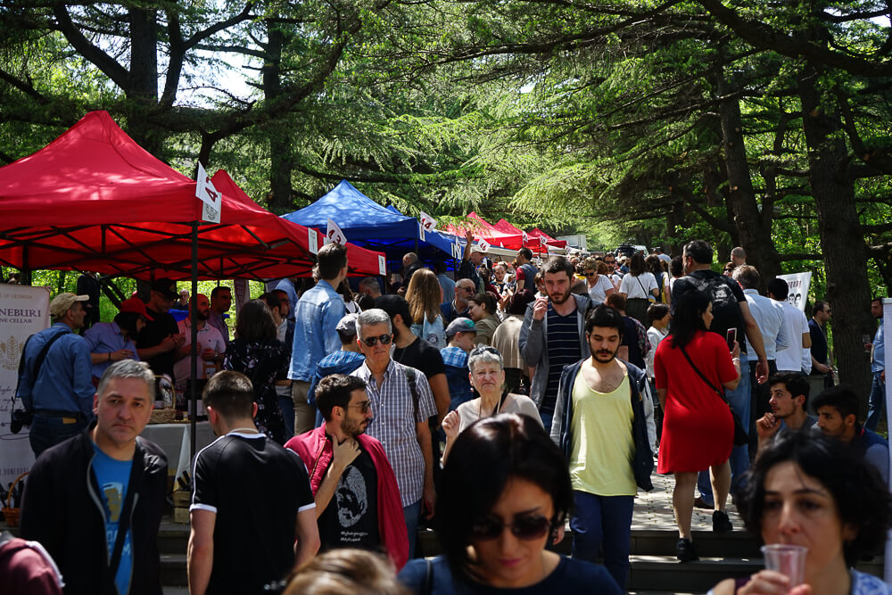 New Wine Festival in Tbilisi - dichtes Gewühle nach dem Mittagessen