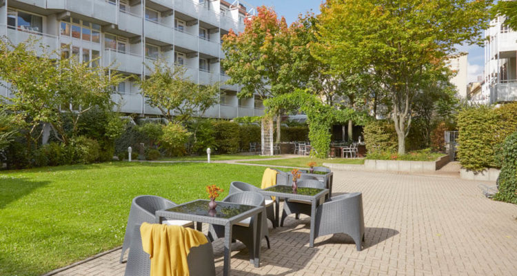 Living Hotel_Nürnberg_Innenhof Garten Laube_14-007_©Living Hotels