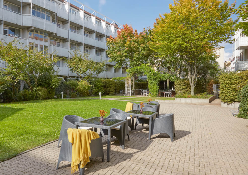 Living Hotel_Nürnberg_Innenhof Garten Laube_14-007_©Living Hotels