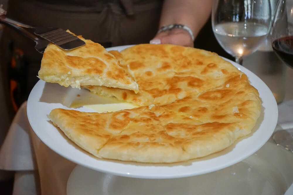 Mindal Café, St. Petersburg - Chatschapuri mit Käse gefüllt