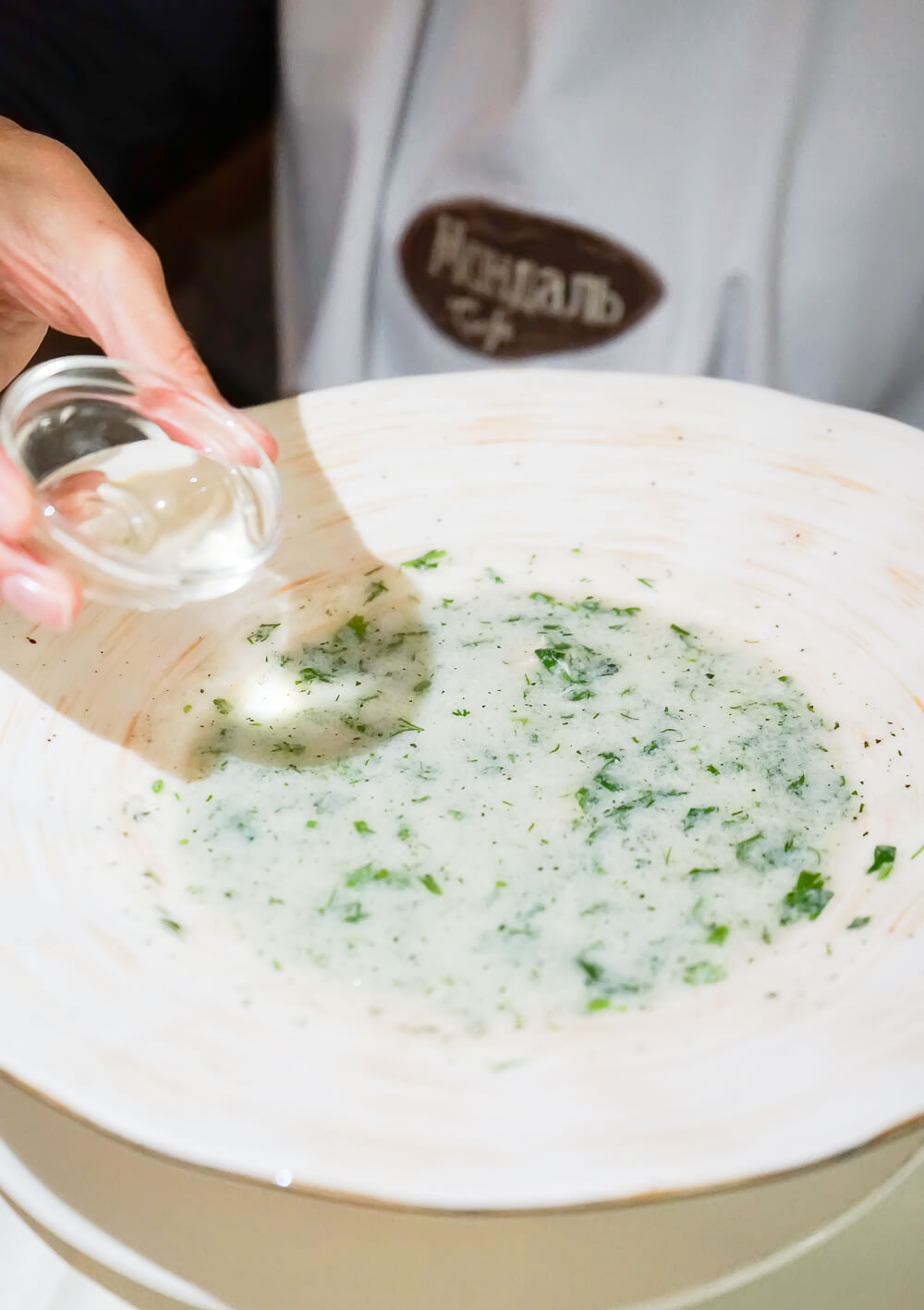 Mindal Café, St. Petersburg - traditionelle Suppe mit etwas Essig