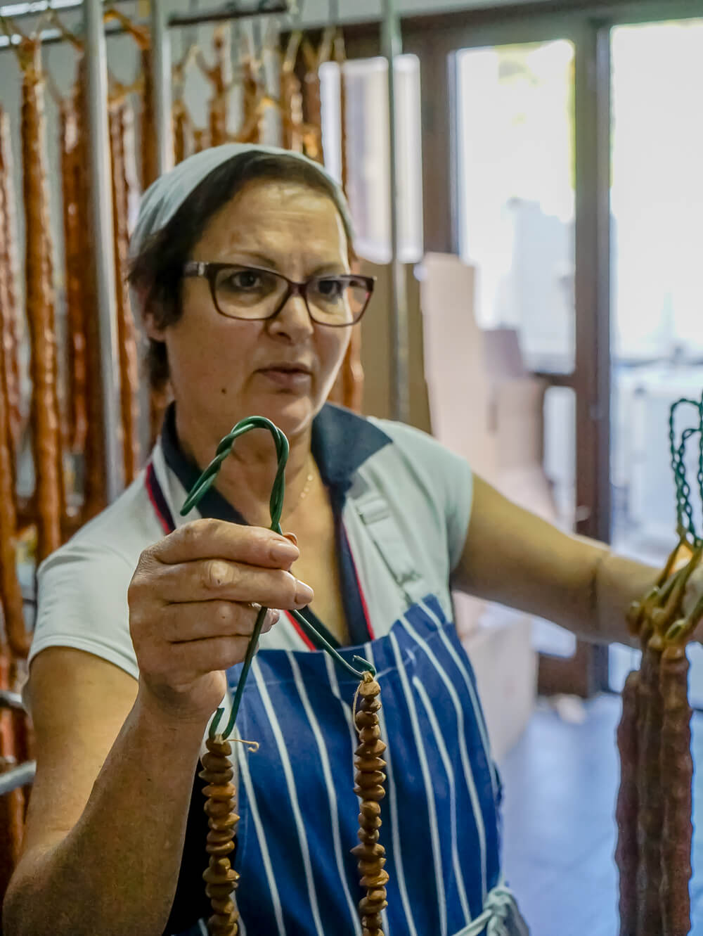 Nikis Sweets Zypern - Niki beim Erklären in der Produktion