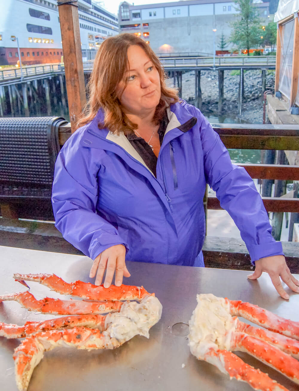 Tracy’s King Crab Shack, Juneau - Tracy erklärt Krabben