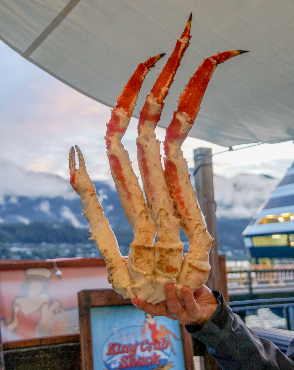 Tracy’s King Crab Shack, Juneau - halbe Königskrabbe