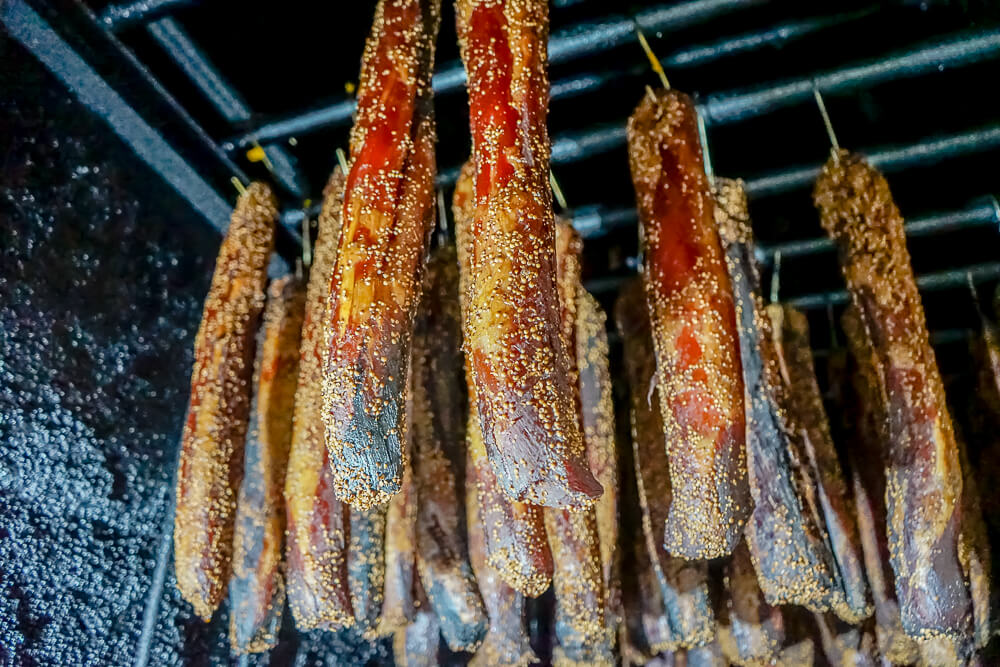 Agros auf Zypern - traditionelle Räucherprodukte - Schweinefilets im Rauch