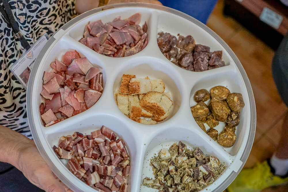 Agros auf Zypern - traditionelle Räucherprodukte - Verkostungsteller