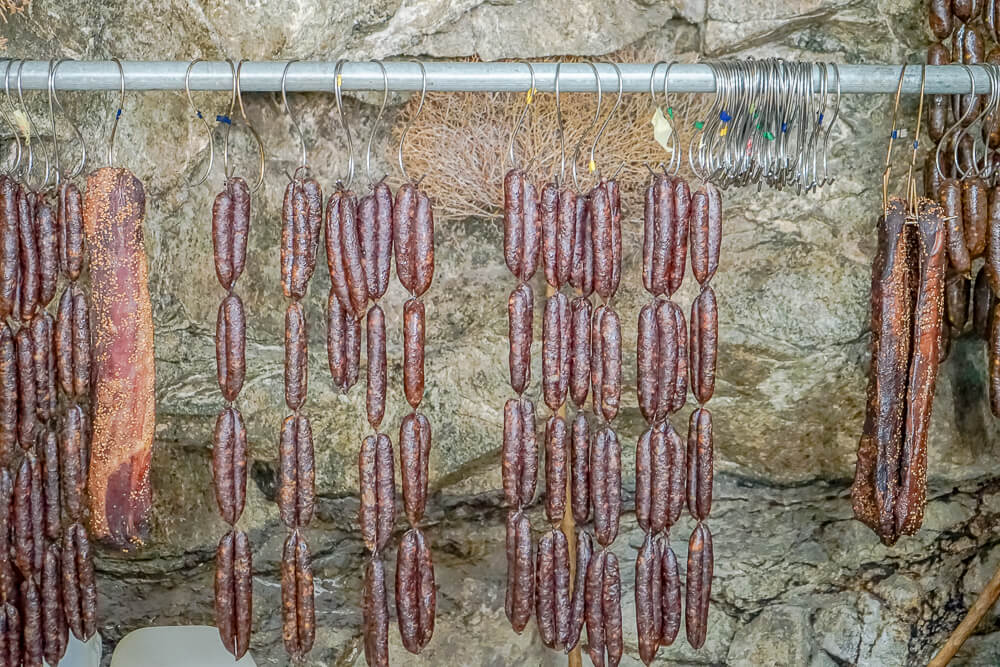 Agros auf Zypern - traditionelle Räucherprodukte - Würste und Schinken zum Verkauf