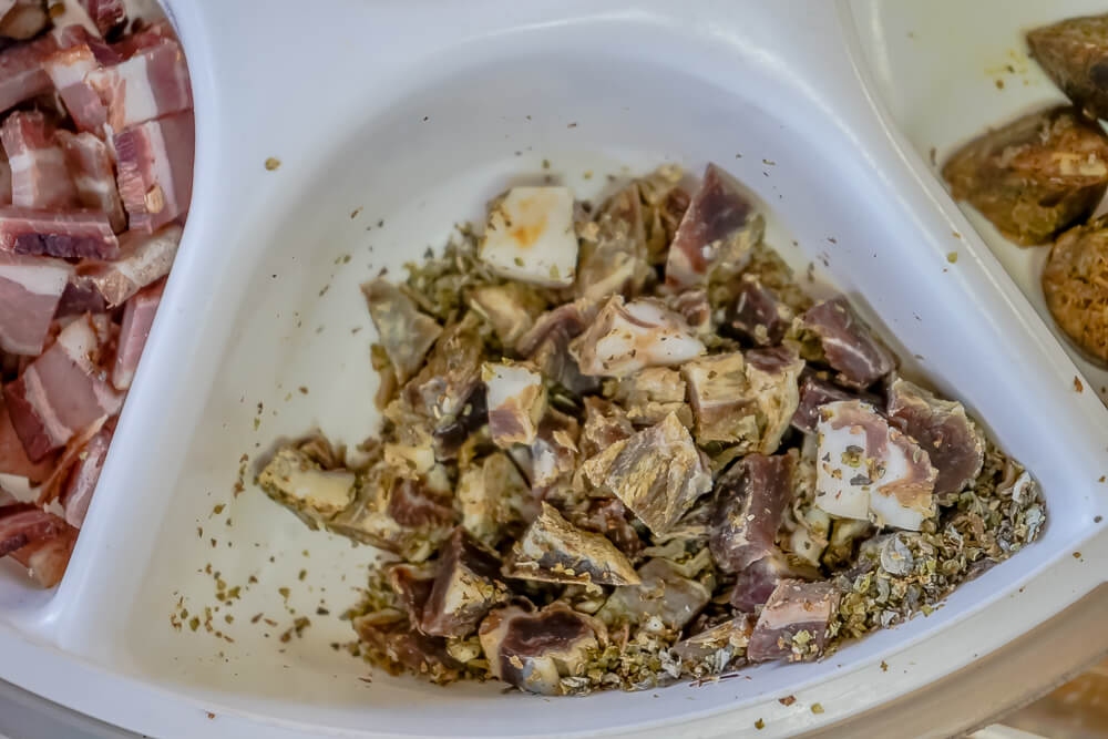 Agros auf Zypern - traditionelle Räucherprodukte - feiner Speck