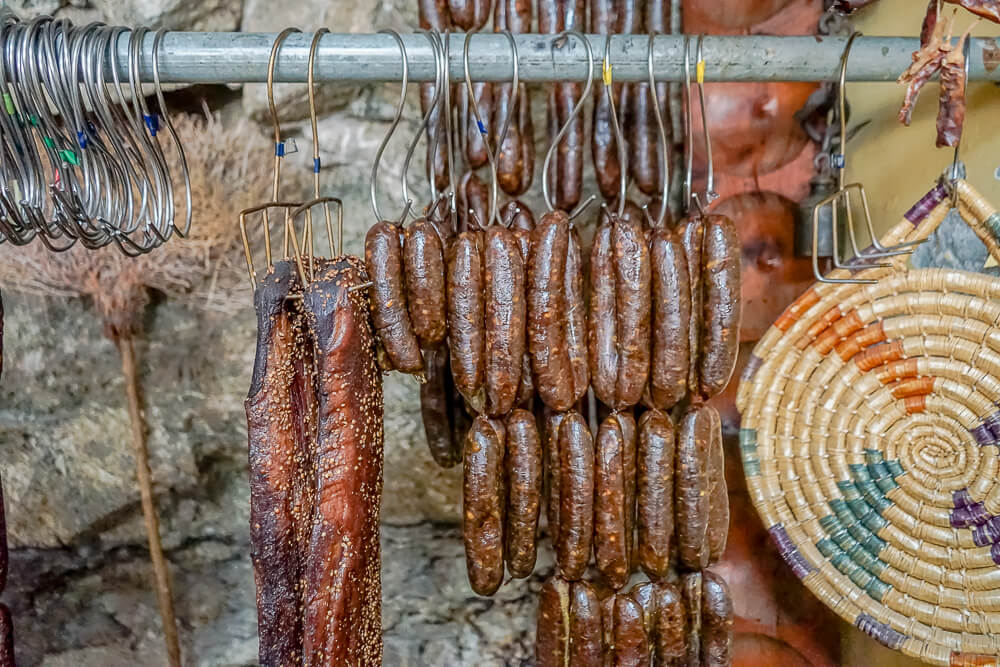 Agros auf Zypern - traditionelle Räucherprodukte - großartige Qualität