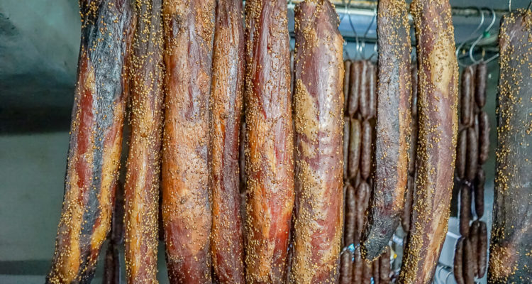 Agros auf Zypern - traditionelle Räucherprodukte - mit Koriander gewürzte Schweinefilets
