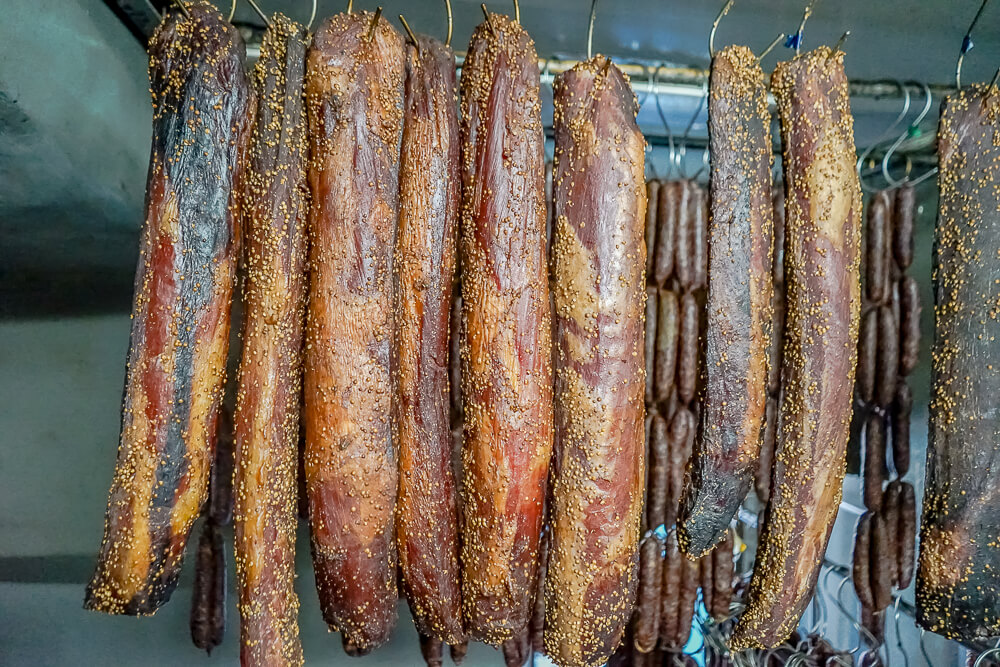 Agros auf Zypern - traditionelle Räucherprodukte - mit Koriander gewürzte Schweinefilets