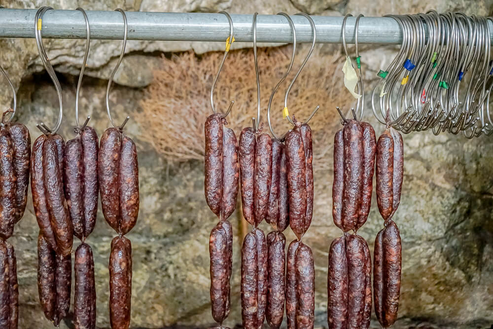 Agros auf Zypern - traditionelle Räucherprodukte - traditionelle Rauchwurst