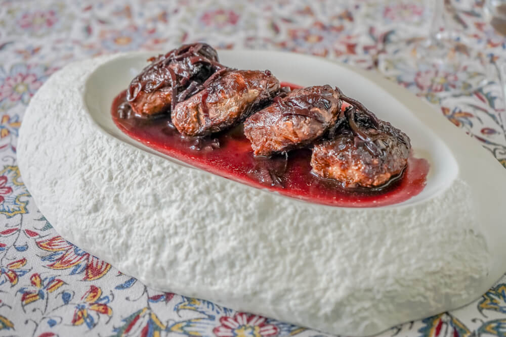 Vinotel Restaurant, Tiflis --Buletten- in Rotwein geschmort mit Rotweinzwiebeln