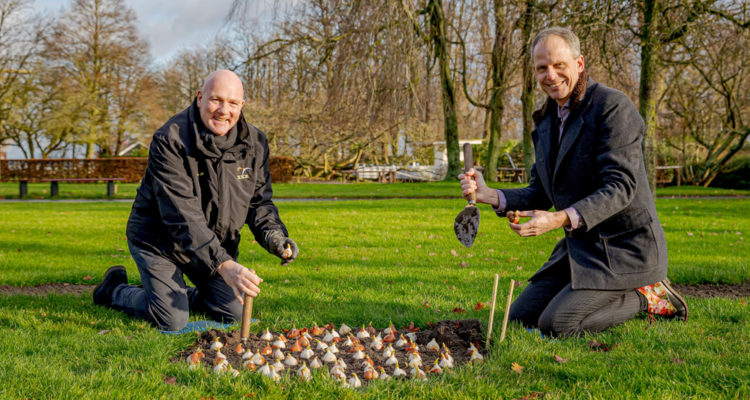 Andr√© Kuipers plant laatste bloembollen in Keukenhof-2