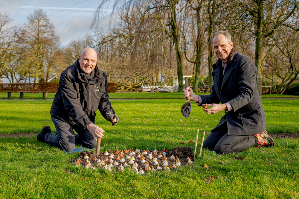 Andr√© Kuipers plant laatste bloembollen in Keukenhof-2