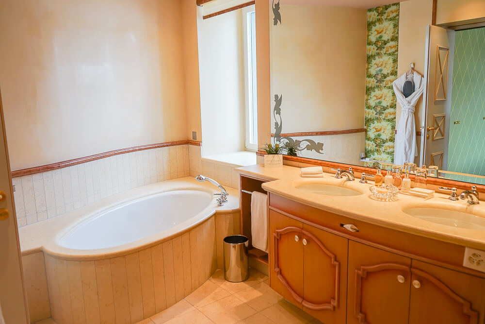 Carlton Hotel St.Moritz - Badezimmer mit Riesenwanne