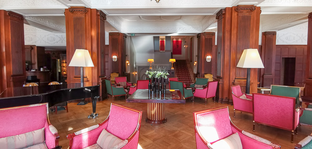 Carlton Hotel St.Moritz - Lobby von der Terrasse aus