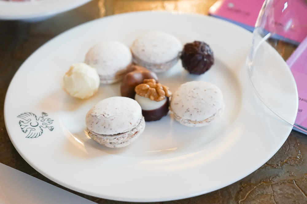 Carlton Hotel St.Moritz - Macarons als Herzliches Willkommen