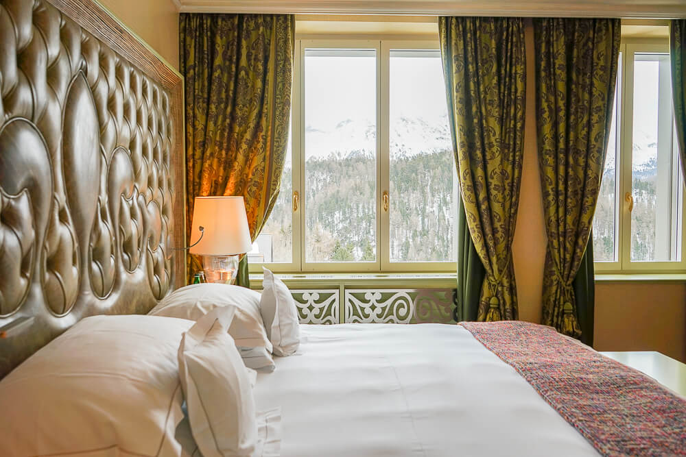 Carlton Hotel St.Moritz - Schlafzimmer mit Traumblick