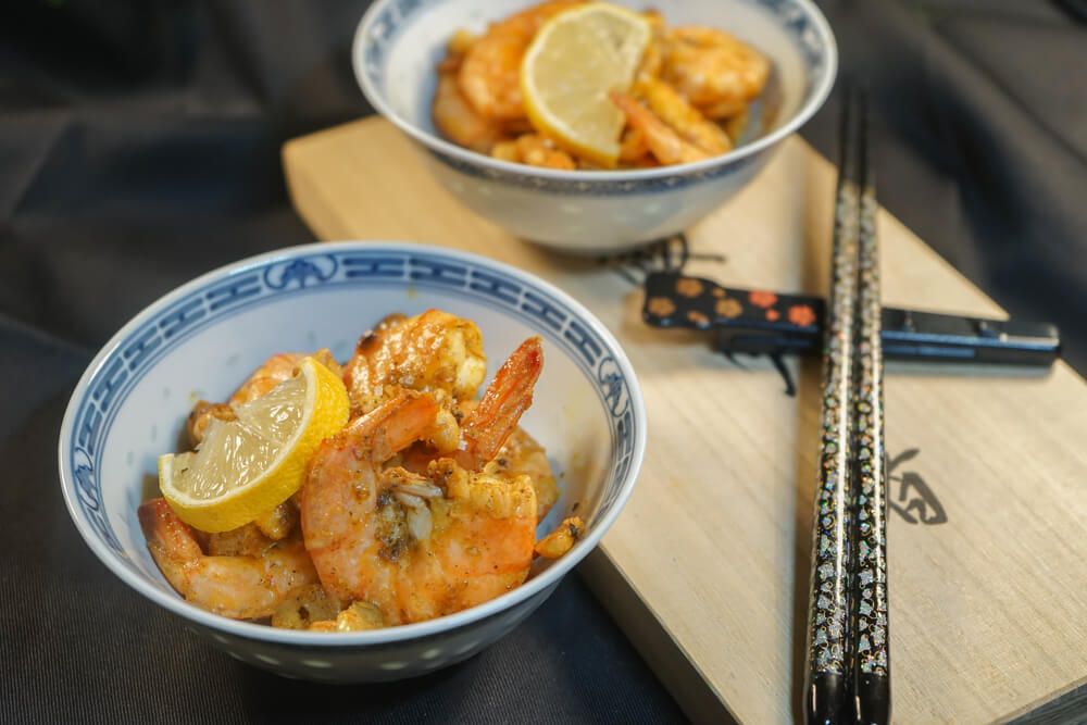 Curry Garnelen mit gerösteten Erdnüssen und Knoblauch - Köstlich wärmend!