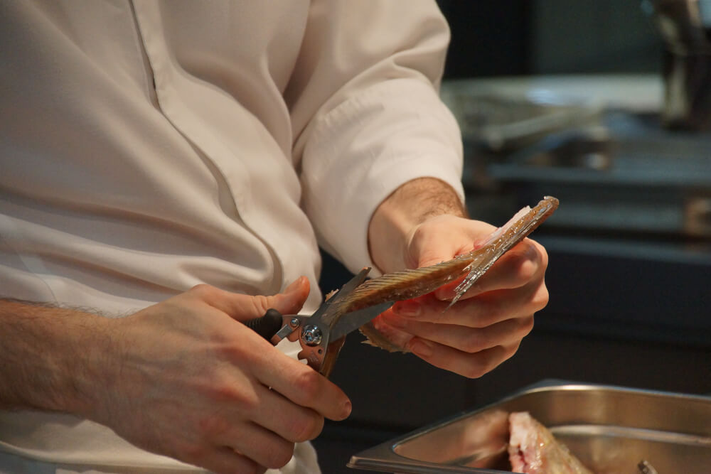 École de Cuisine Ducasse, Paris - Gräten vom Fisch schneiden