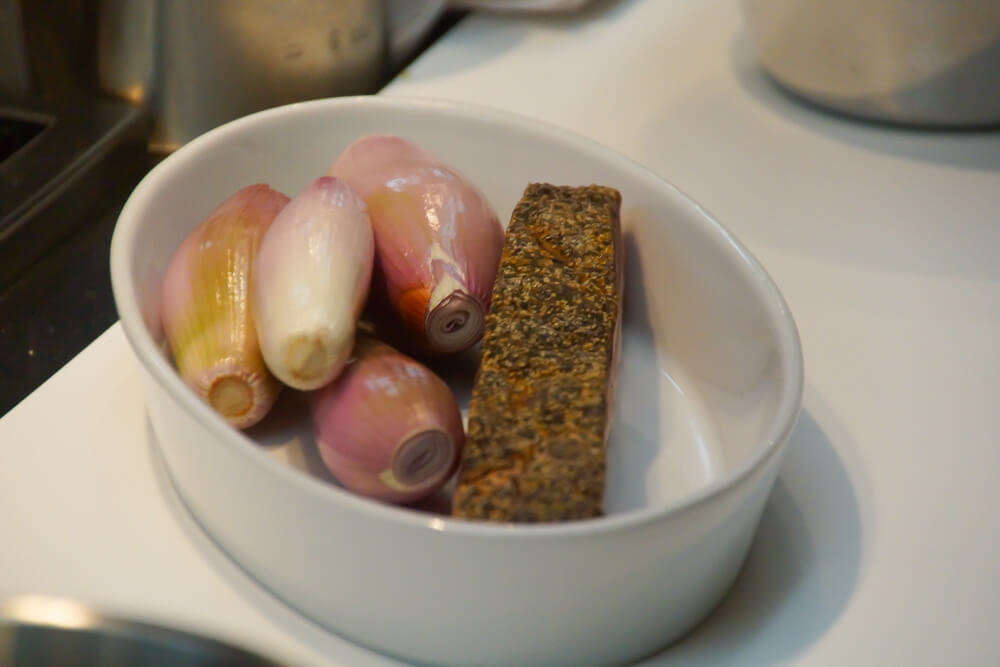 École de Cuisine Ducasse, Paris - Schalotten, Schinken für Sauce