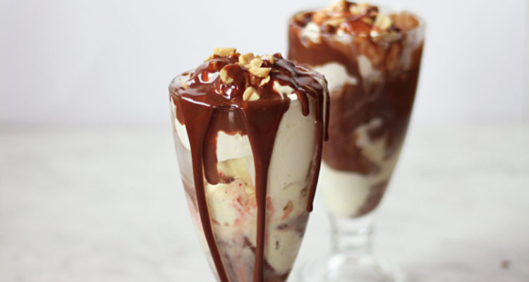 Eiscreme mit Snickerssauce
