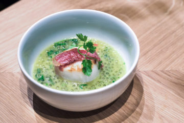 Jakobsmuschel mit Serrano-Schinken auf grünem Tapiokaragout 2