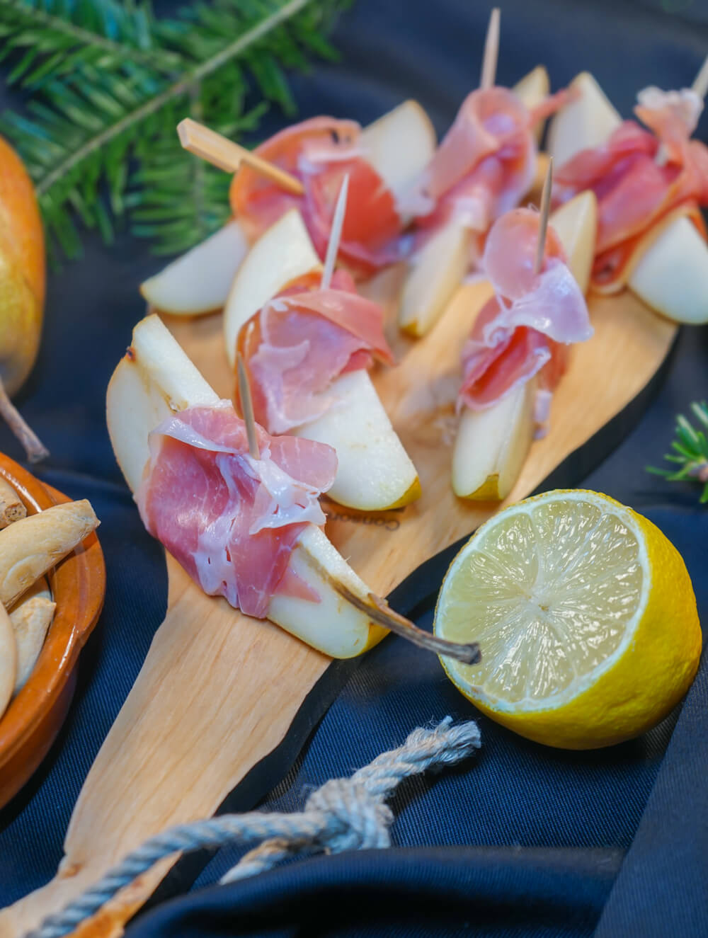 Tapas zum Fest: Marinierte Birnenspalten in Original Serrano-Schinken