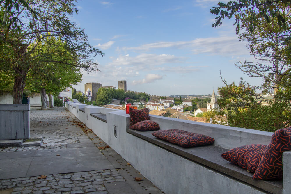Óbidos, Portugal - Platz für ein Bier auf der Stadtmauer