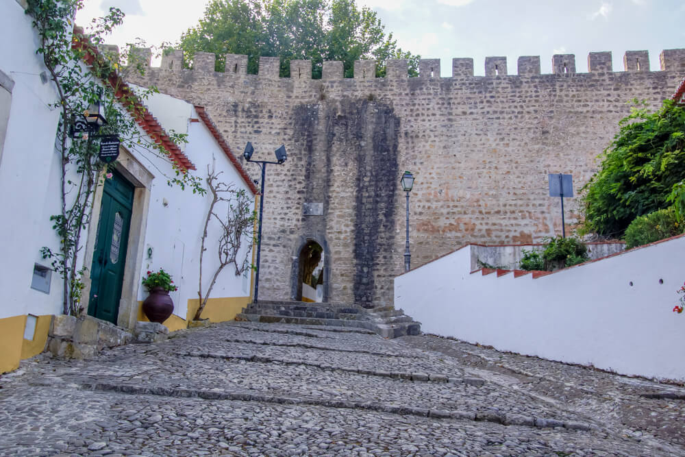 Óbidos, Portugal - Stadtmauer und Treppe