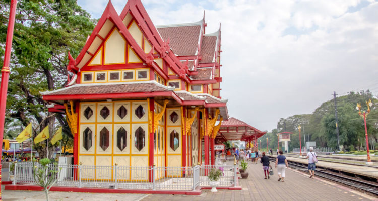 Hua Hin Bahnhof, Thailand - Bahnhofshalle und Gleise