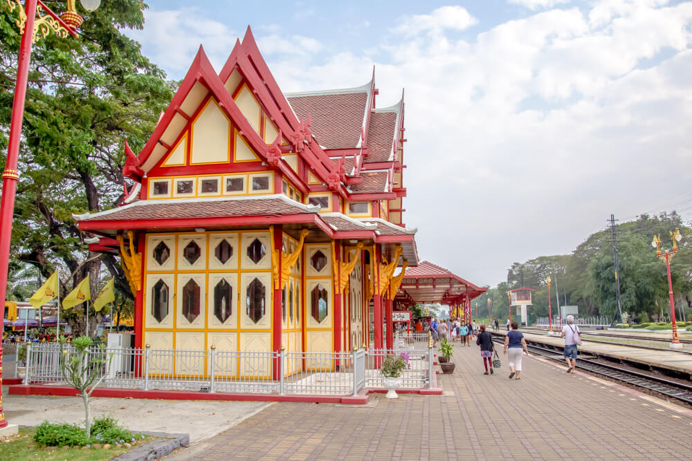 Hua Hin Bahnhof, Thailand - Bahnhofshalle und Gleise