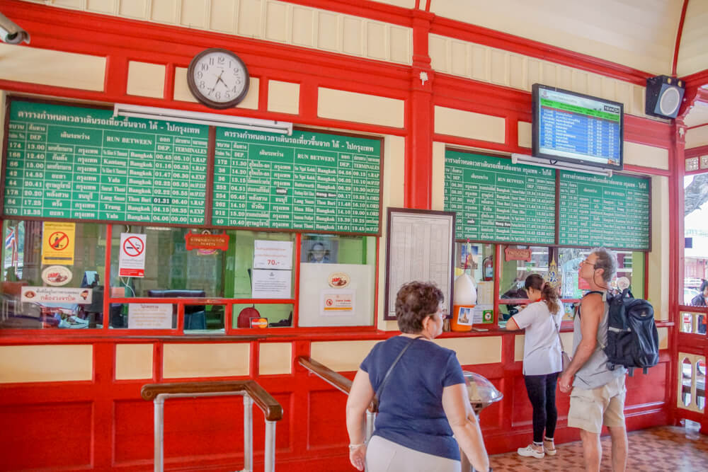 Hua Hin Bahnhof, Thailand - Schalter in rot