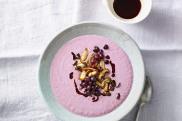 Lauch-Blaubeer-Suppe mit Kürbiskernen und Shiitake