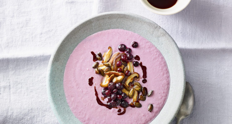 Lauch-Blaubeer-Suppe mit Kürbiskernen und Shiitake