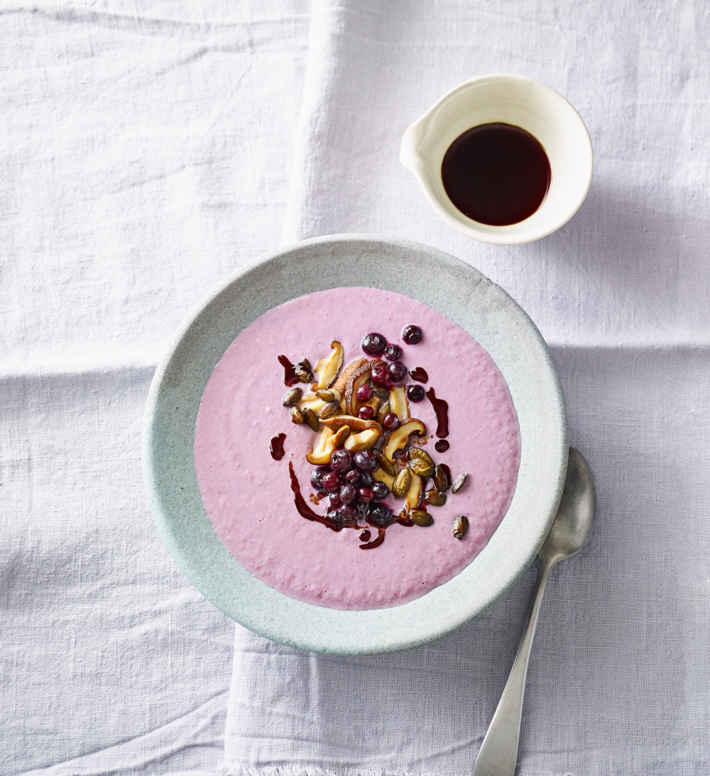 Lauch-Blaubeer-Suppe mit Kürbiskernen und Shiitake