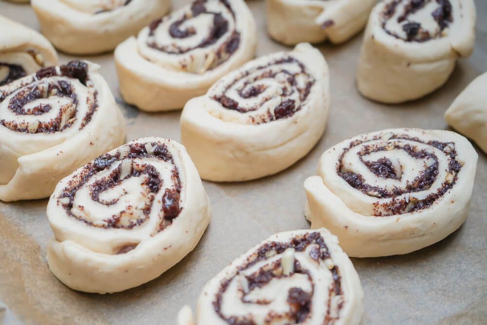 Rosinen-Mohn Schnecken - Auf ein Backblech legen